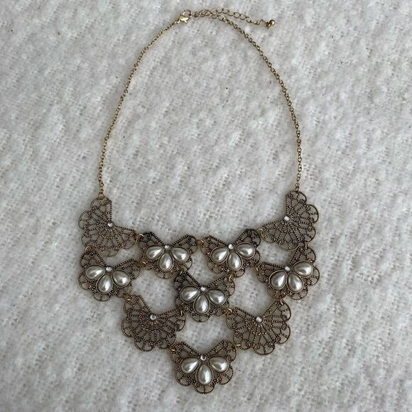 Beautiful gold and pearl statement necklace - Picture 1 of 6